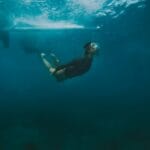 Plongeur pratiquant le snorkeling en palme, masque et tuba.